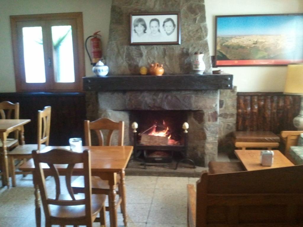 Hostal-Restaurante Fogon De Gredos Guisando Exterior foto